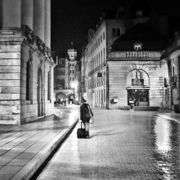 Dijon, le soir sous la pluie - Photo P. Philbée